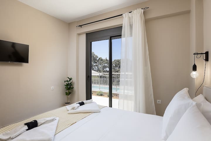 Svetlá a vzdušná spálňa
Pokojná spálňa s veľkými sklenenými dverami, ktoré sa otvárajú na terasu a napĺňajú priestor prirodzeným svetlom a čerstvým vzduchom.