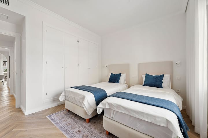 Este quarto tem um ótimo espaço no armário e um bom tamanho. Tem um banheiro ao lado.