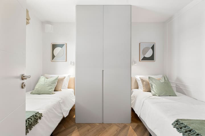 Este quarto tem camas e um bom espaço no armário para roupas.