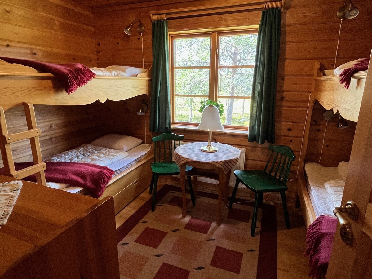 Საძინებელი 4 საწოლით (სურათი 1) გარდერობითა და კომოდით.