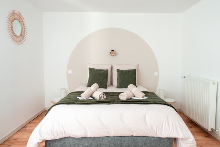 Habitación en la primera planta con una cama doble