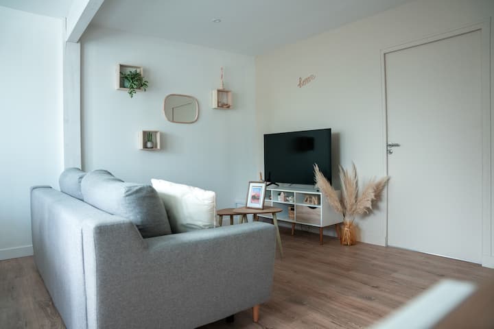 El salón tiene un sofá cama, perfecto para alojar a 2 personas más.