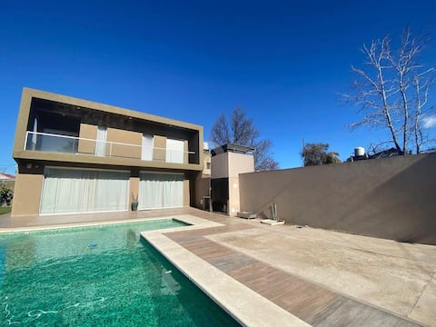 Country house in Pilar with air conditioning