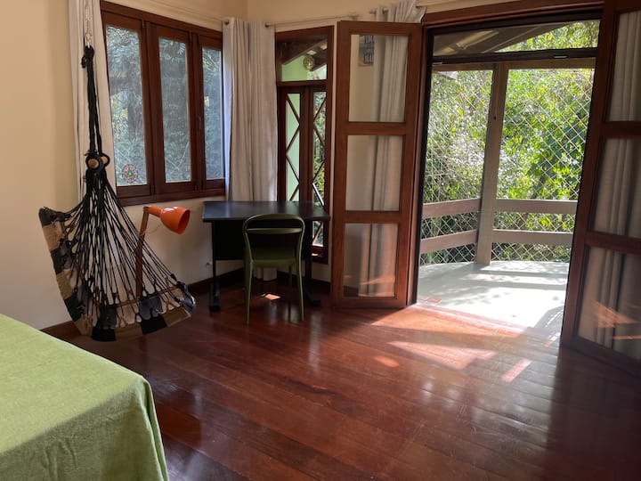 Quarto 1 com varanda e rede