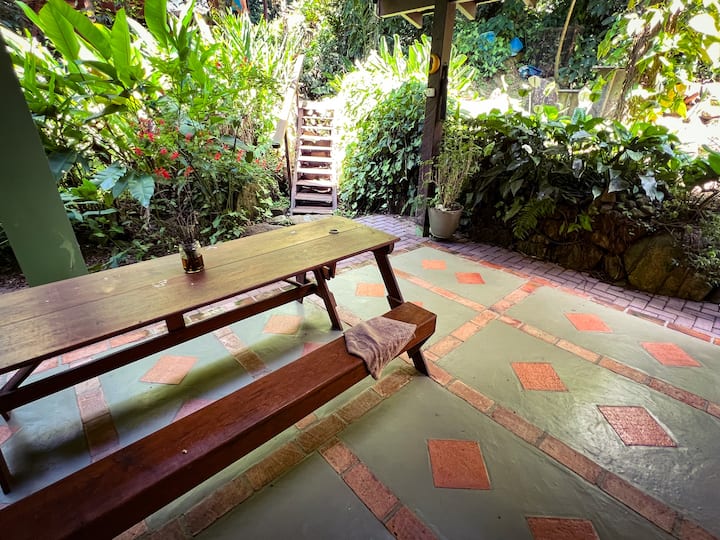 Área externa com mesa