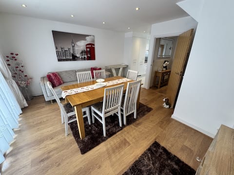 Top performing Airbnb: Stylish 4-bed, Parking, Walking Distance in Canterbury