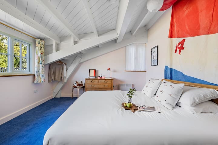 Amplio segundo dormitorio con cómoda – Casa principal Shipwrights
