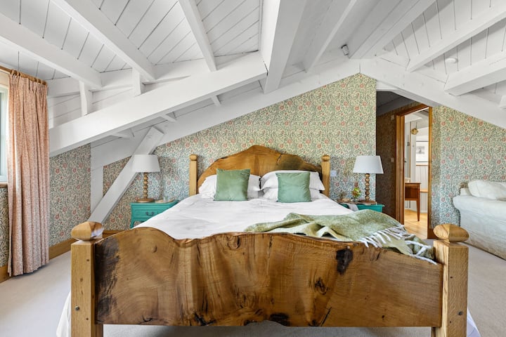 Recámara principal con cama superking – Casa principal Shipwrights
