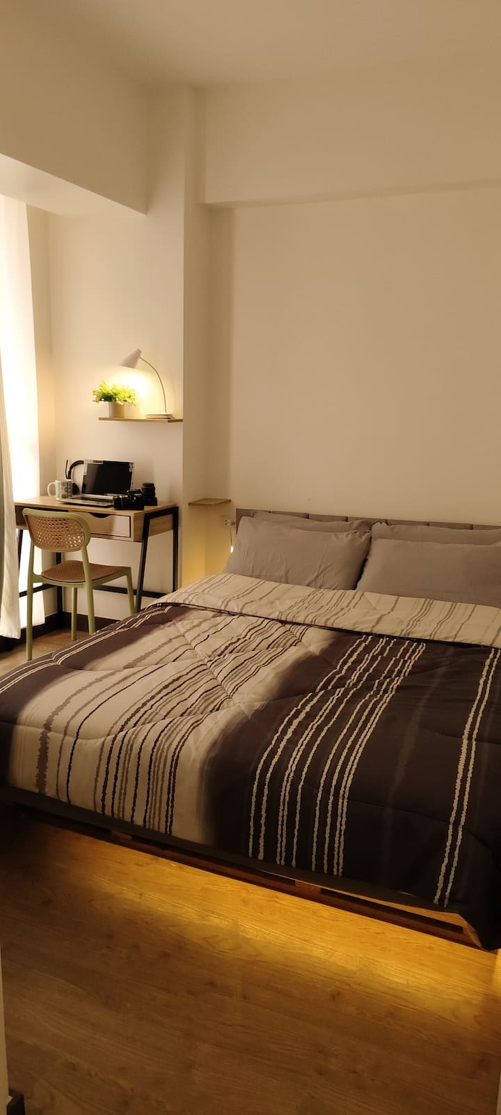 Quarto relaxante

Deite-se em uma cama queen-size confortável e relaxante enquanto aprecia as belas vistas da cidade e as luzes cintilantes — perfeita para noites tranquilas e momentos especiais com seus entes queridos. ✨❤️