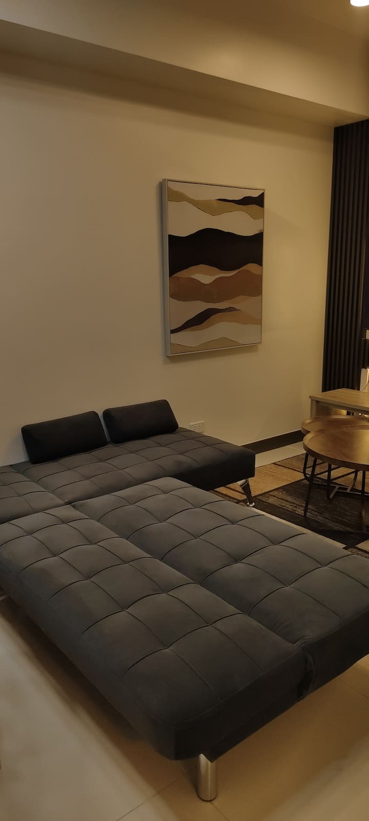 Crie momentos especiais com quem você gosta na nossa espaçosa sala de estar totalmente climatizada — perfeita para relaxar, compartilhar histórias e curtir noites de cinema juntos
