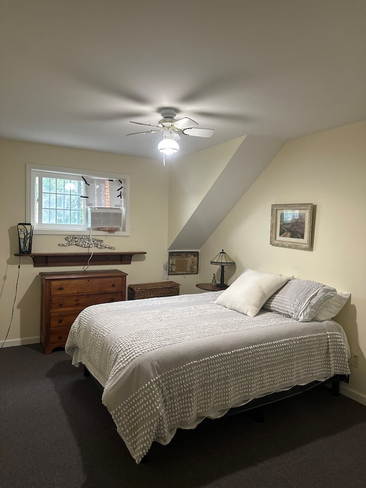 Уютна спалня с двойно легло 