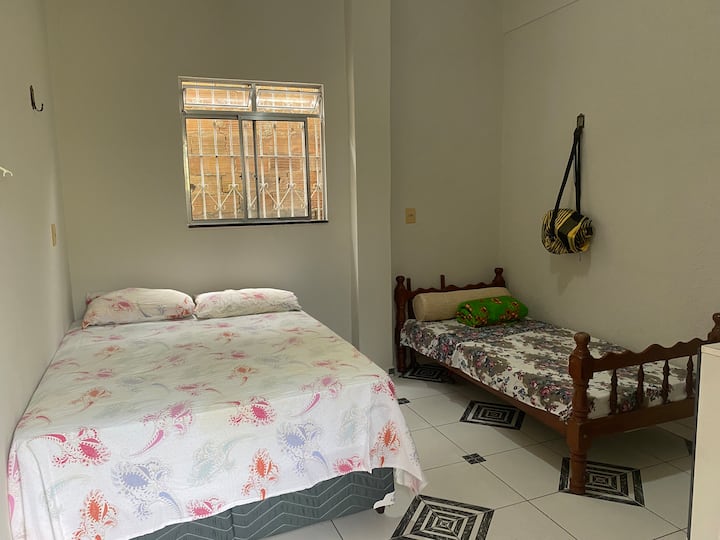 Chumba cha kulala cha ghorofa ya chini chenye kitanda cha watu wawili na kitanda cha mtu mmoja 