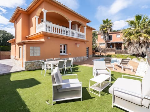 House with private pool and jacuzzi 2km beach