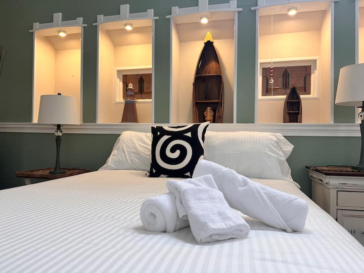 واحدة من غرفتي نوم كبيرتين في الطابق العلوي مع مساحة كبيرة لمقتنياتك.