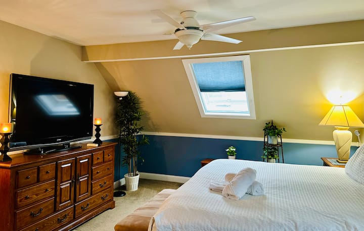 استمتع بعرضك المفضل أثناء الاسترخاء في سرير بمقاس كينج