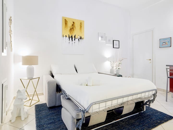 تتحول منطقة المعيشة إلى غرفة نوم ثانية ذات مخطط مفتوح مع سرير أريكة، وهي مثالية لاستيعاب شخصين إضافيين بشكل مريح.