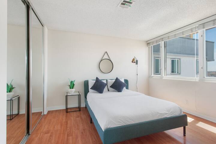 Top-Floor Marina Escape | 3BR Penthouse Ocean View gallery image 5