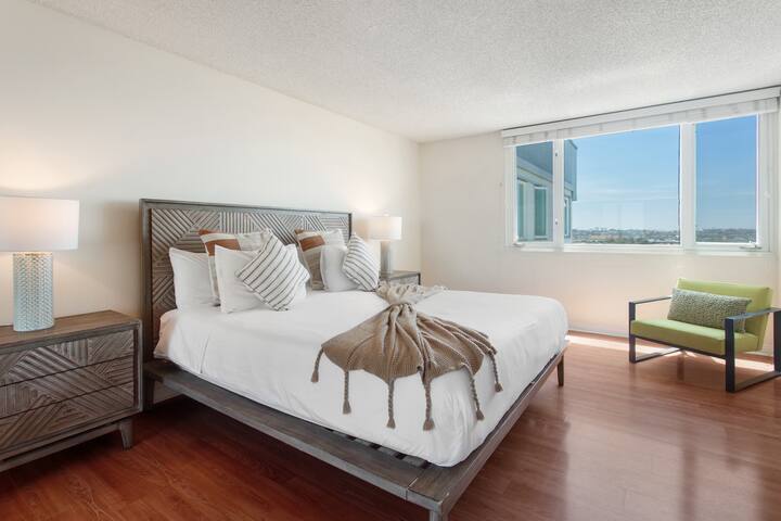 Top-Floor Marina Escape | 3BR Penthouse Ocean View gallery image 4