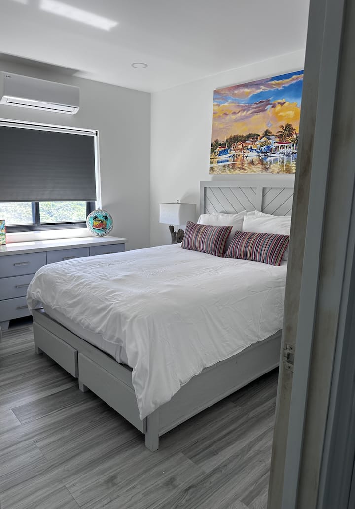 Druhá spálňa s manželskou posteľou veľkosti Queen, vlastnou vyhradenou klimatizáciou, zatemňovacími žalúziami s diaľkovým ovládaním, výhľadom na západ slnka, trezorom na cennosti a televízorom s plochou obrazovkou. 