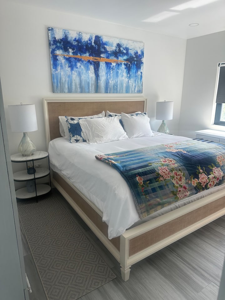 Hlavná spálňa s manželskou posteľou veľkosti King, vlastnou vyhradenou klimatizáciou, zatemňovacími žalúziami, výhľadom na západ slnka a vlastnou kúpeľňou.