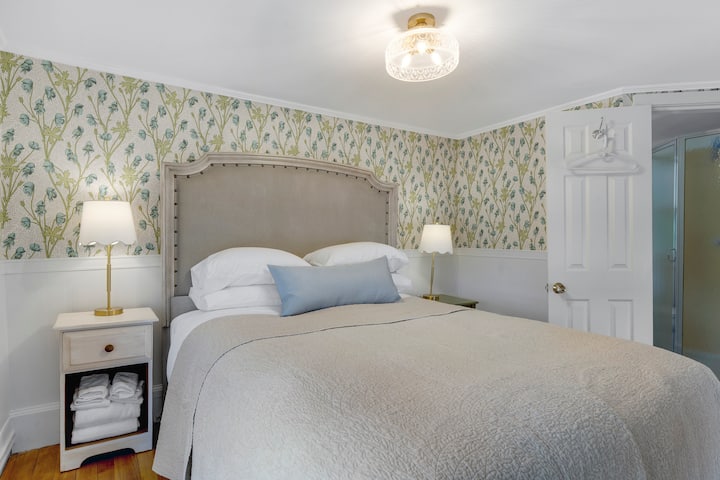 Soba na 3. katu s puno privatnosti od glavne kuće, plus nevjerojatan pogled na Long Lake i nasipe