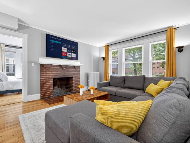 Vintage 5BR apt | ROKU HDTV gallery image 3