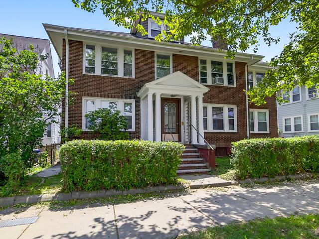 Vintage 5BR apt | ROKU HDTV gallery image 2