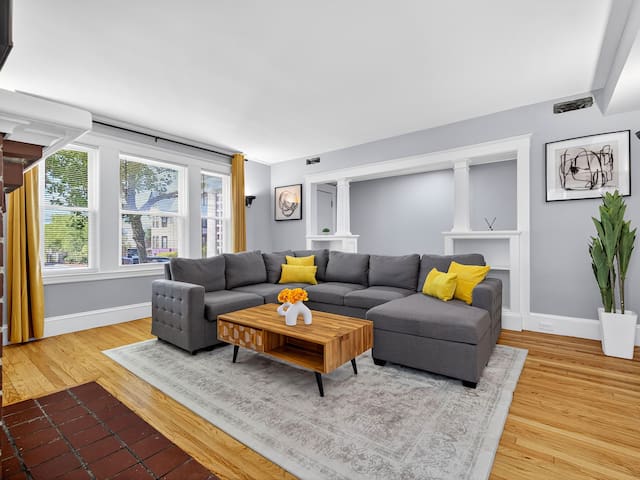 Vintage 5BR apt | ROKU HDTV