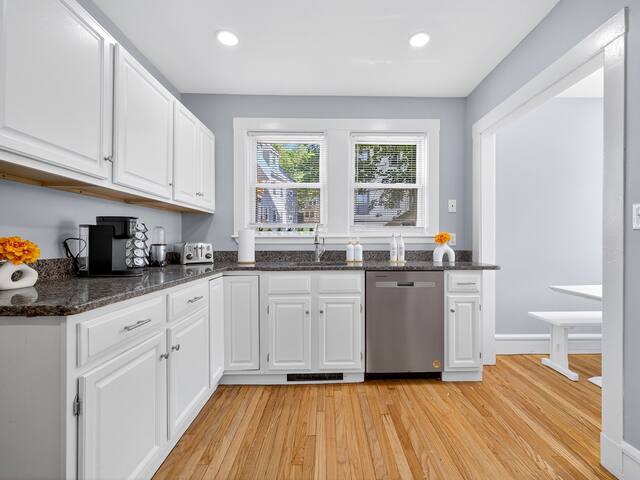 Vintage 5BR apt | ROKU HDTV gallery image 5