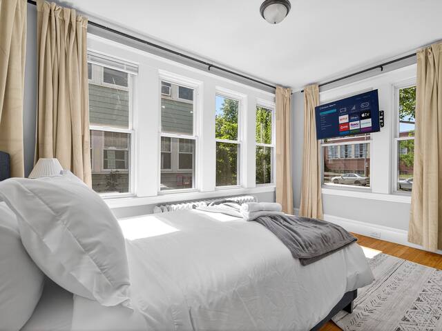 Vintage 5BR apt | ROKU HDTV gallery image 4