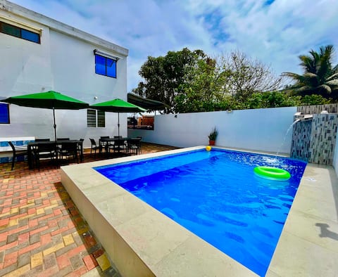 House with pool and BBQ area, near the sea