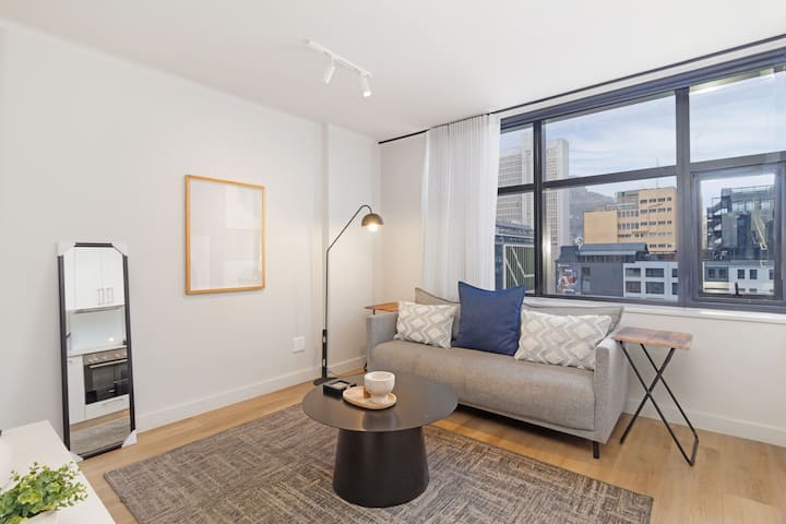 Elegant Tokyo Apartment | No Loadshedding - Cape Town