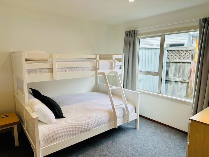 Chumba cha 2 cha kulala, kitanda cha watu wawili chini, kimoja juu.