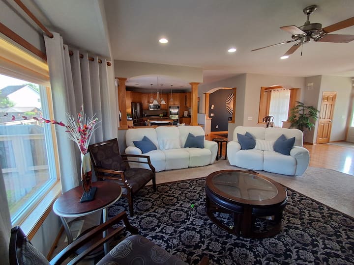 Spacious 5br House - Blaine, MN