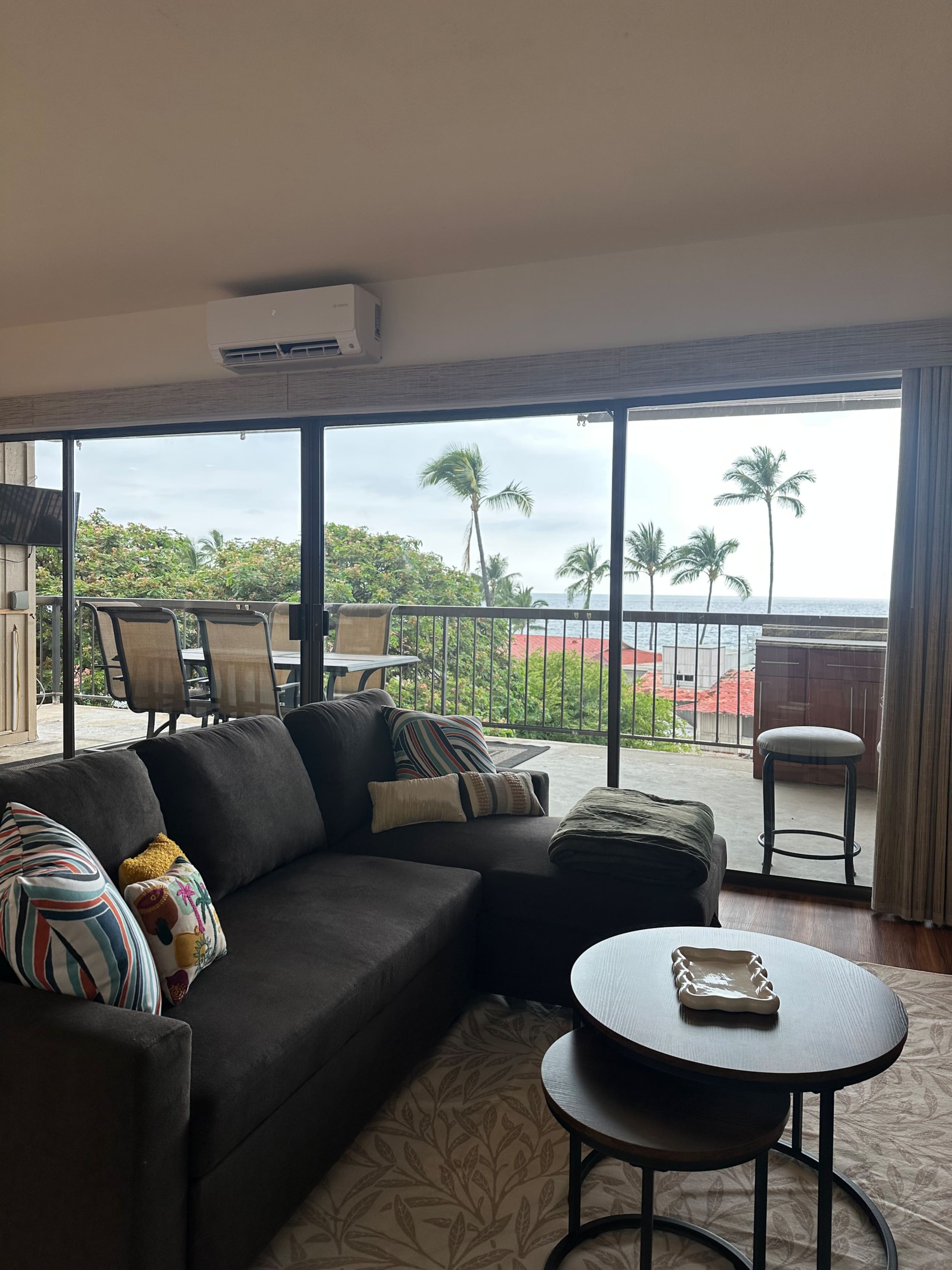 Top floor ocean view condo in the heart of Kona - Image 2