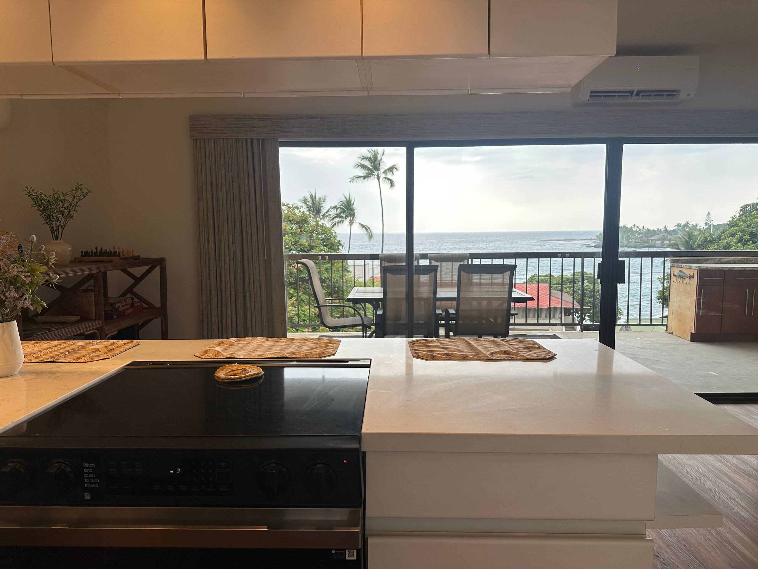 Top floor ocean view condo in the heart of Kona - Image 12