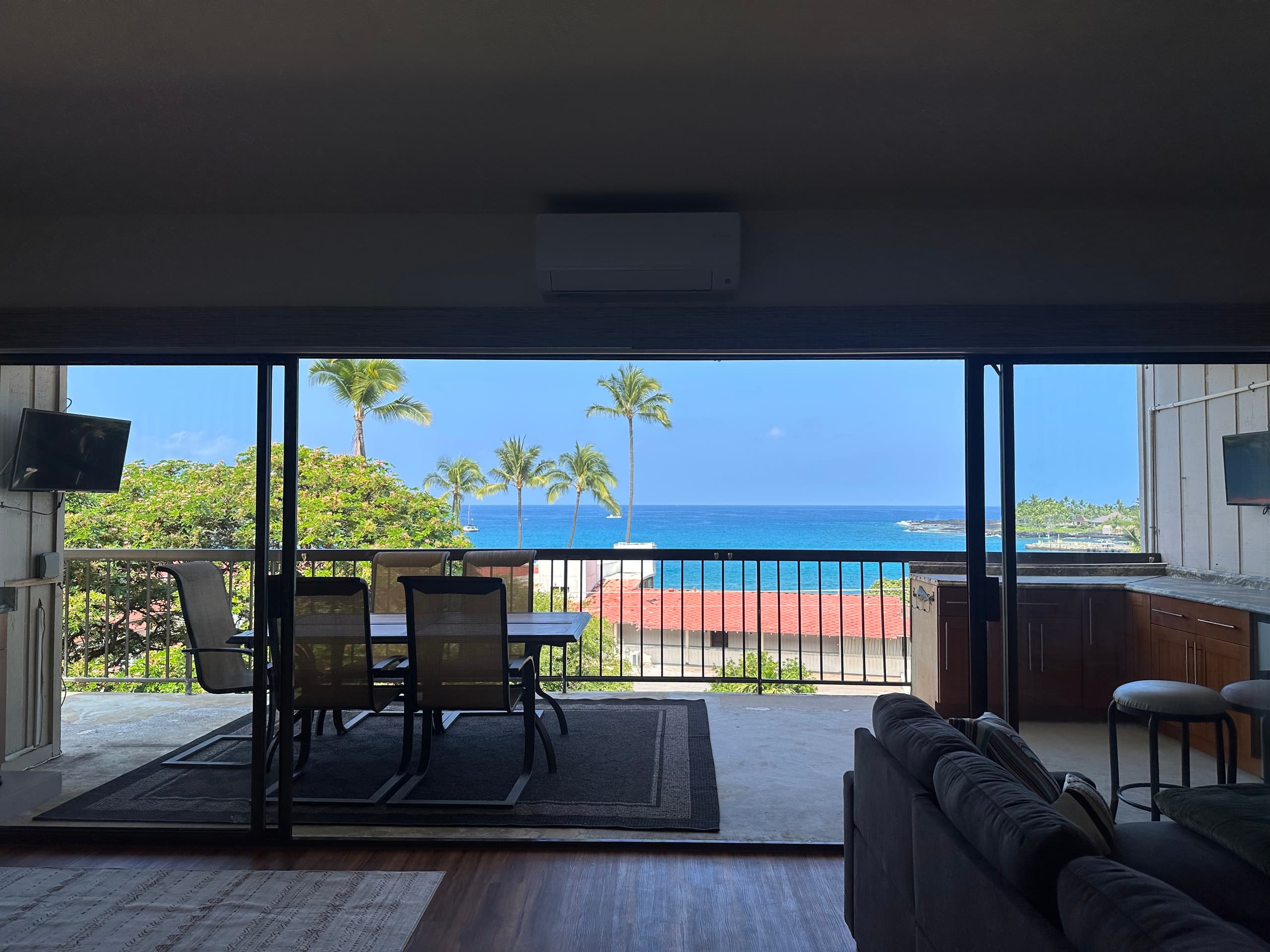 Top floor ocean view condo in the heart of Kona - Image 22