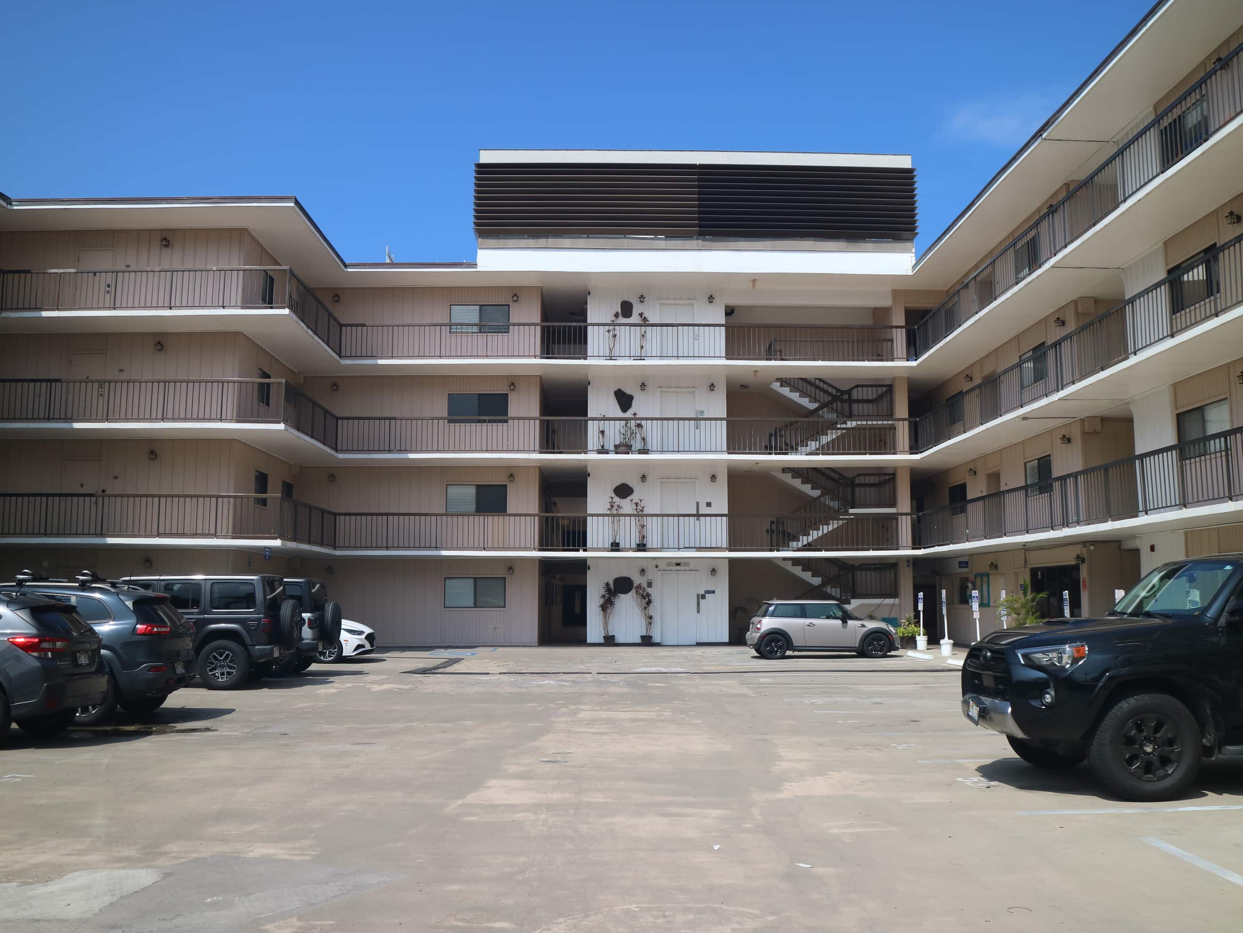 Top floor ocean view condo in the heart of Kona - Image 35