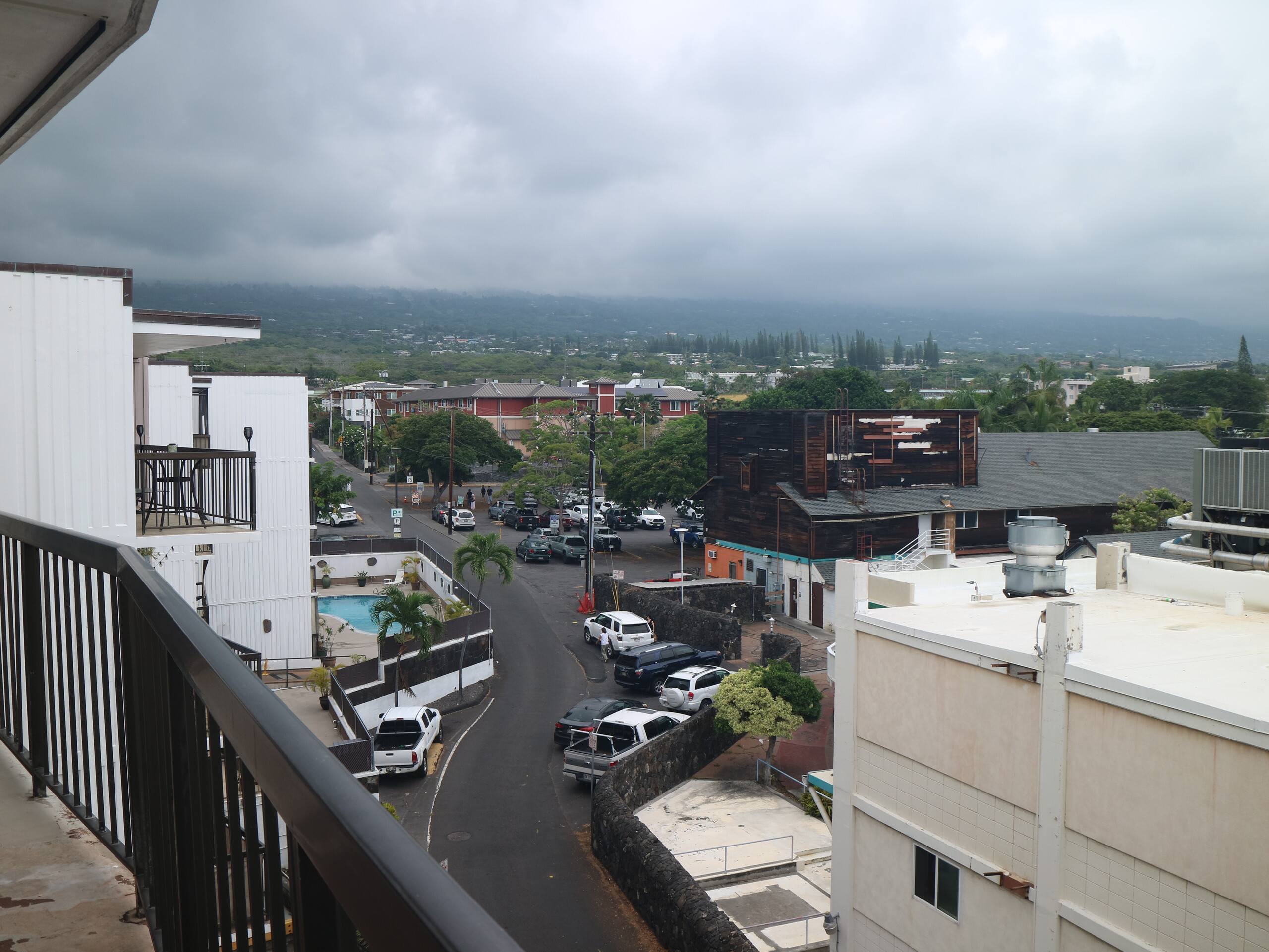 Top floor ocean view condo in the heart of Kona - Image 25