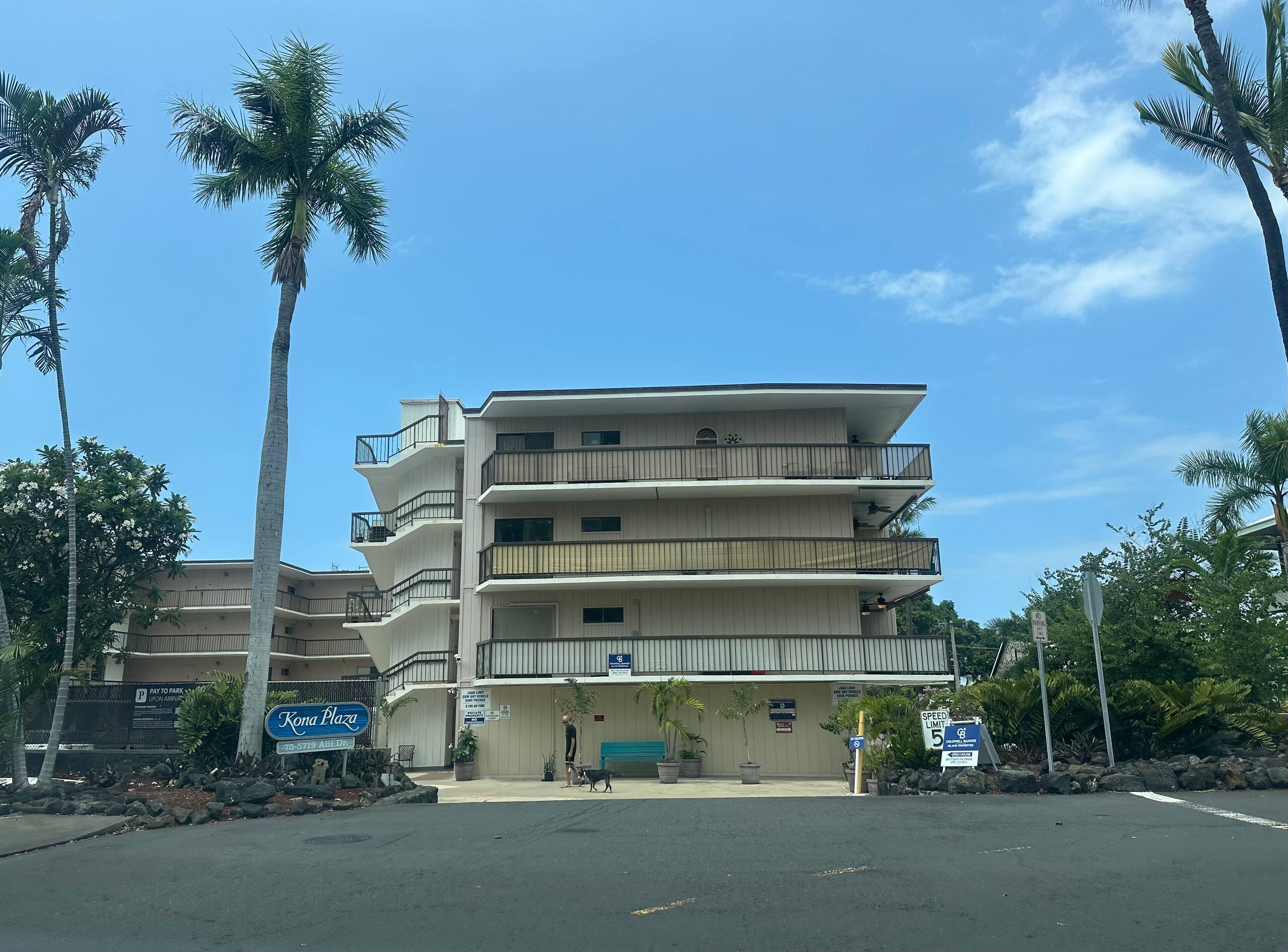 Top floor ocean view condo in the heart of Kona - Image 33