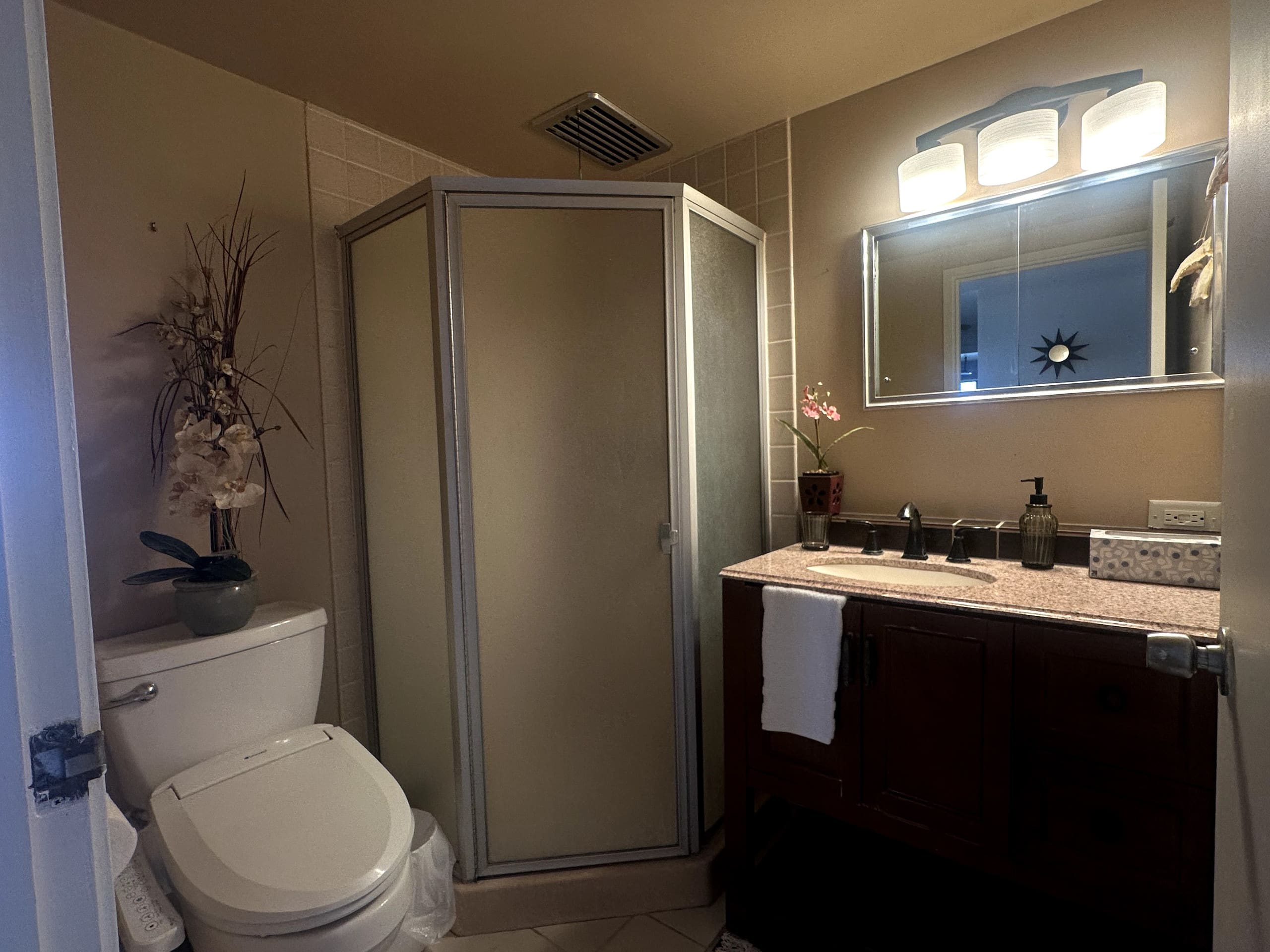 Top floor ocean view condo in the heart of Kona - Image 19