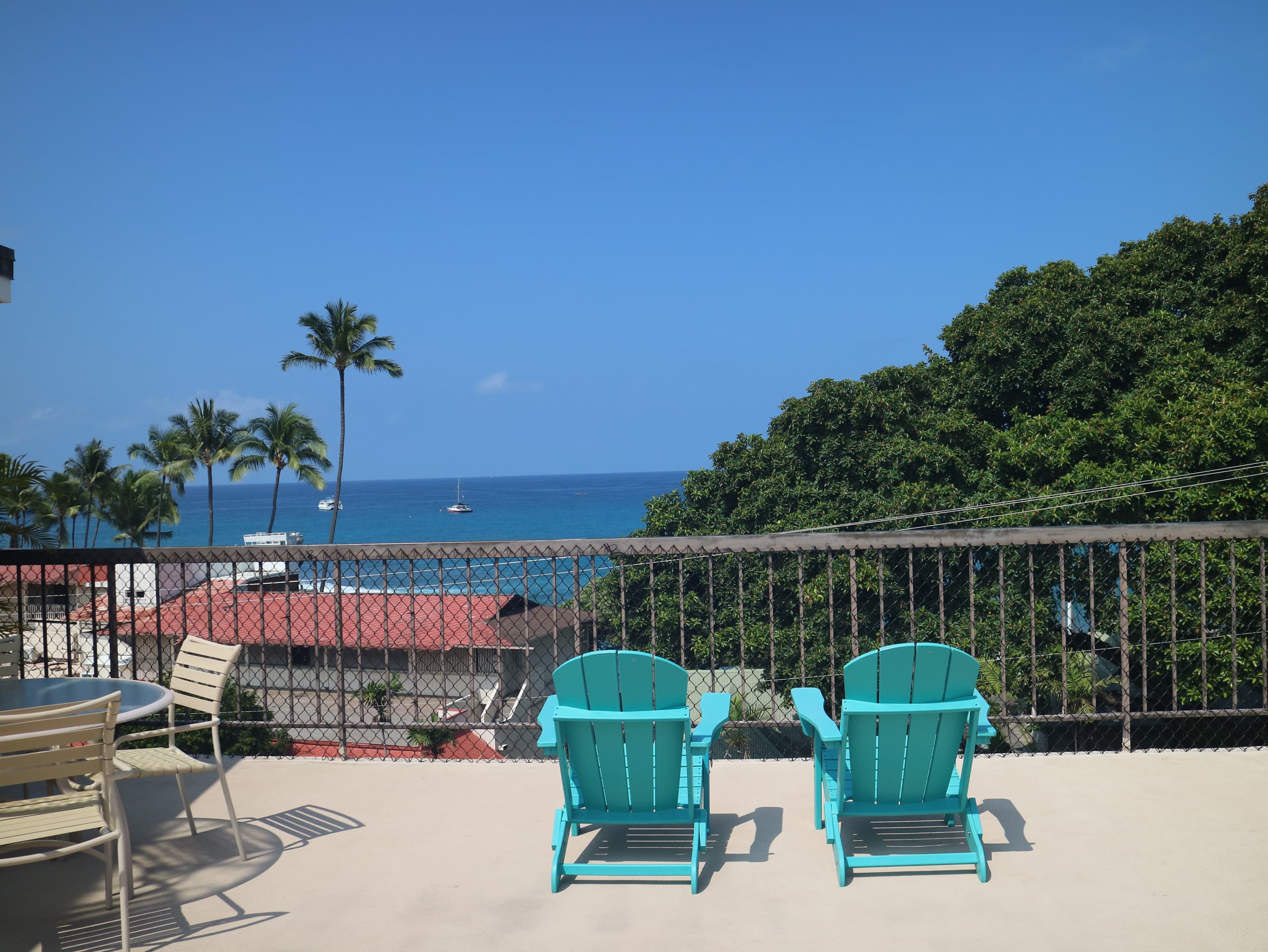 Top floor ocean view condo in the heart of Kona - Image 29