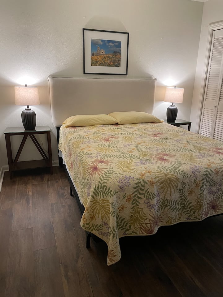 Ორი კარგი საკითხავი სანათი, კარადა და უჯრის გულმკერდი, სამუშაო სივრცე ძირითადი საოფისე ნივთებით. 