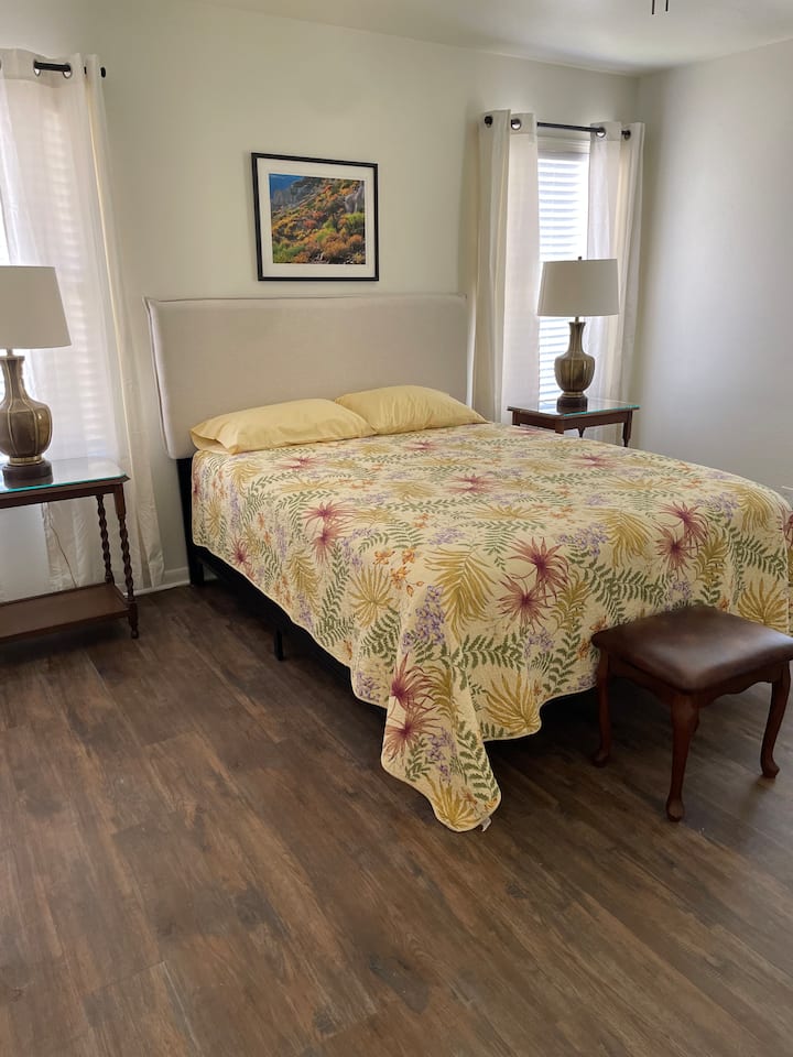 Ორი კარგი საკითხავი სანათი, კარადა, უჯრის გულმკერდი. 