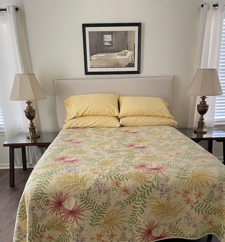 Ფართო, ორი კარგი საკითხავი ნათურა, ორი კარადა. Სამუშაო სივრცე ძირითადი საოფისე ნივთებით. 