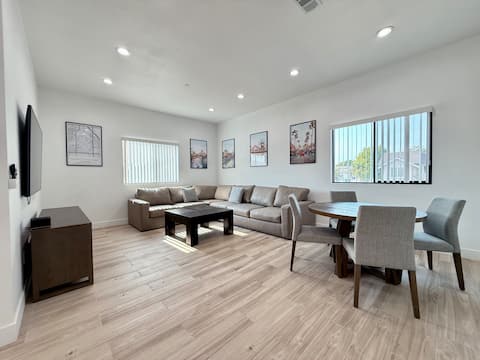 Popular Airbnb listing: Large 5BR/4BA New Home by Bolsa in Midway City