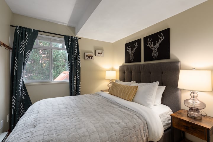 Acogedor dormitorio queen con almohadas de plumas y edredón y colchón Tempur-Pedic, sábanas de lujo y almohadas de calidad.  
Disfruta de la vista de las montañas desde esta habitación y duerme cómodamente por las noches. 