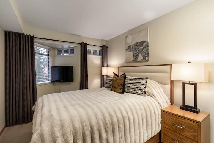 Entra en la acogedora suite Bear con cama tamaño queen, sábanas de lujo y televisión de pantalla plana.  Las persianas y las cortinas opacas asegurarán que puedas disfrutar de un largo sueño matutino.  Una cama Tempurpedic con sábanas y almohadas de lujo para un buen descanso nocturno.