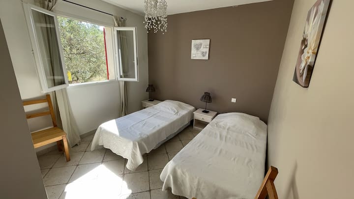 Chambre avec vue sur le champ d'oliviers