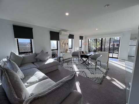 Modern Light-Filled Retreat